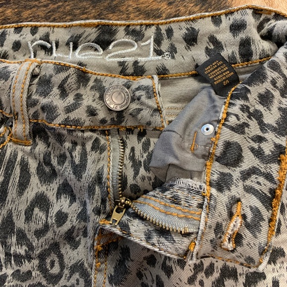 Rue 21 size 1/2 gray and cheetah print jean mini skirt - Picture 2 of 6